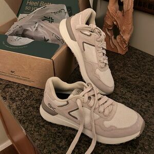 KURU/APOGEE Women's Cream/Sand Sneakers